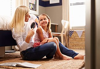 mamma som har vårdnad om dotter som borstar håret