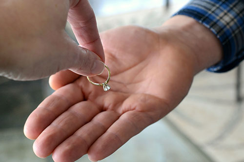 woman returnging diamon wedding ring after divorce